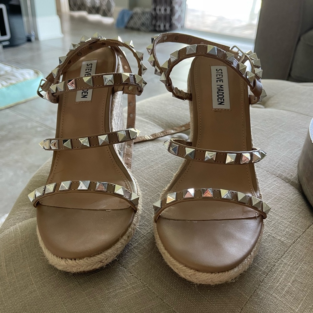 Super fun wedges!! Excellent condition! Worn once! Grab these beauties!